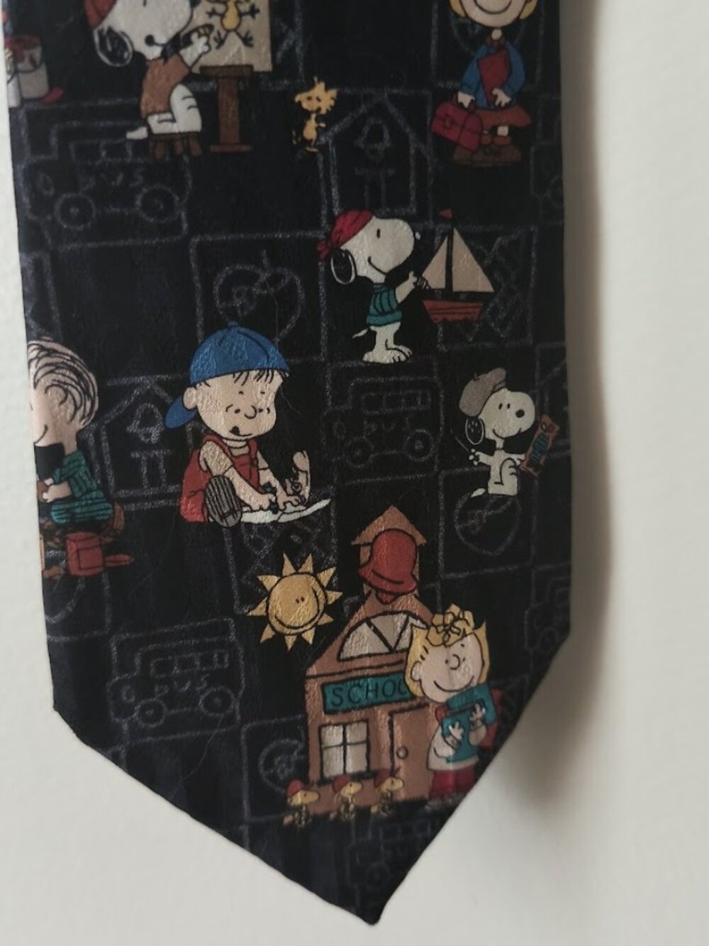 Black novelty tie with Peanuts Snoopy Charlie Brown Graphics 100% silk